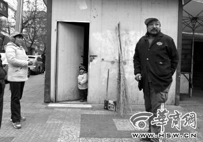 由于沒人照看，爸爸媽媽干活時(shí)帶著兩歲多的小韓靈  本報(bào)記者 董國梁 攝 