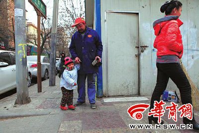 由于沒人照看，爸爸媽媽干活時(shí)帶著兩歲多的小韓靈  本報(bào)記者 董國梁 攝 