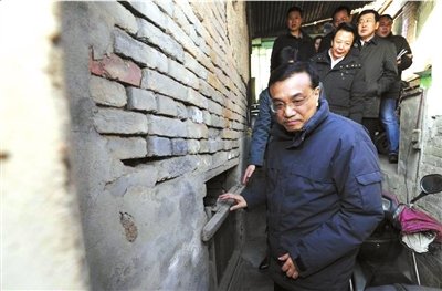 昨天，李克強(qiáng)看望包頭北梁棚戶區(qū)居民。新華社發(fā)
